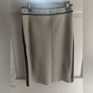 WHBM Black & White Houndstooth Knee Length Skirt
